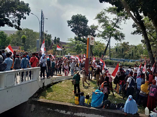 Demo Berjam-jam di Depan DPRD Riau, Satu Warga Suku Sakai Pingsan