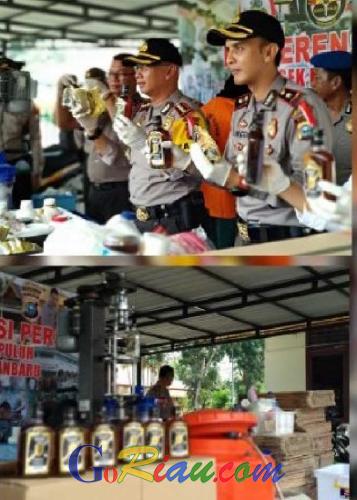 Polisi Gerebek Home Industri Minuman Keras Oplosan Beromzet Ratusan Juta Rupiah di Pekanbaru