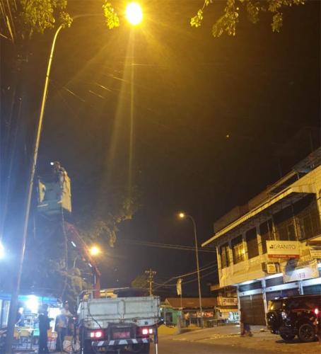 Warga Berterimakasih ke Ginda Burnama karena Lampu PJU Jalan Panglima Undan Sudah Terang Benderang