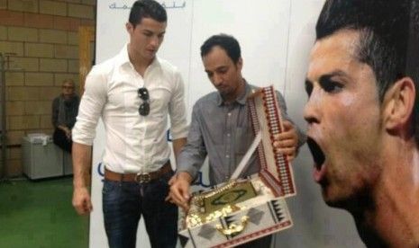 Cristiano Ronaldo Terima Hadiah Alquran