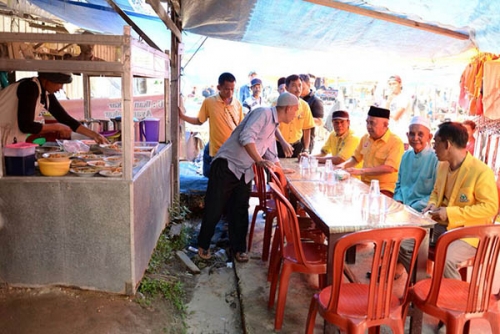 Blusukan ke Pasar Sungai Pagar Kampar, Andi Rachman Makan Sate Ayam Bersama Warga