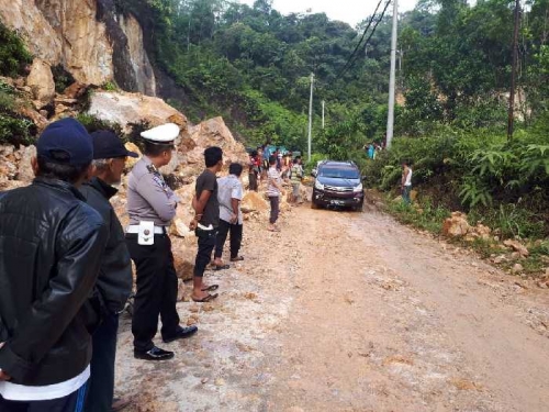 Alat berat Dikerahkan Singkirkan Batu Besar yang Tutupi Badan Jalan Penghubung Riau - Sumbar yang Tertimbun Longsoran Tebing