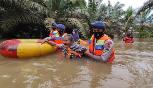 Ratusan Rumah di Inhu Terendam Banjir, Warga Diungsikan