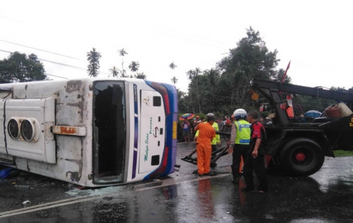 Bus NPM Jurusan Pariaman - Jakarta Terbalik, Tujuh Orang Terluka
