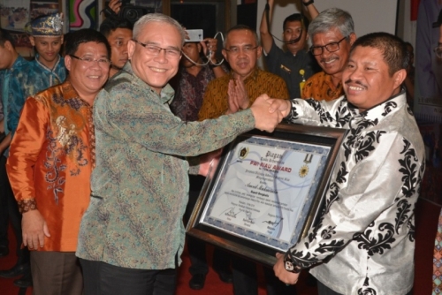 Terima PWI Riau Award, Bupati Amril: Ini Surprise yang Tak Ternilai Harganya