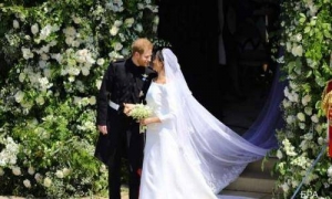 Para Tamu Bersorak Saat Pangeran Harry dan Meghan Markle Berciuman, Begini Penampakannya