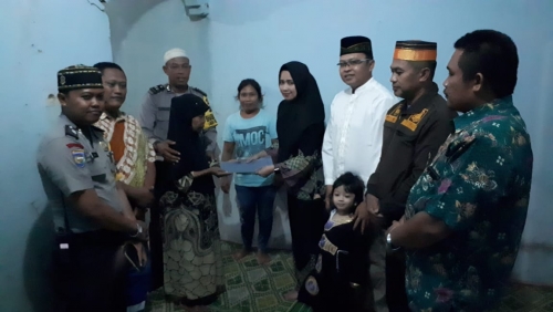 Sakit Tumor dan Ginjal, Purwati Dhuafa Berusia 68 Tahun Terima Santunan dari Keluarga Besar Polsek Payung Sekaki