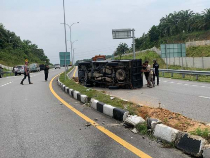 Tabrak Pembatas Jalan Tol Pekanbaru - Dumai, Mobil Pick Up L-300 Terbalik
