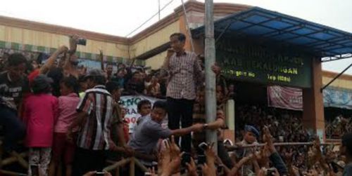 Ribuan Warga Tumpah Ruah di Lokasi, Jokowi Akhirnya Naik Gerobak dan Tiang Pembatas