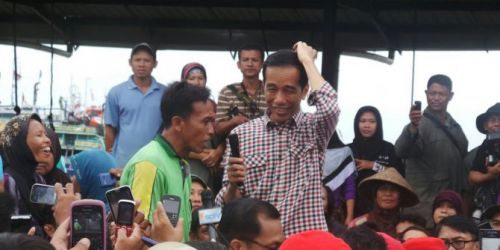 Kenalkan KIP dan KIS, Jokowi Naik Meja Kayu