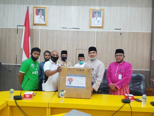Peserta Liga Berjenjang Provinsi Riau Terima Bantuan Paket APD dari Kemenpora