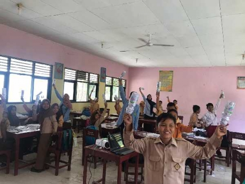Sukses Ajarkan Siswa SMP Buat Kursi dan Pot Bunga dari Sampah, Tim Adimas Unri:12 dari 14 Program Telah Terlaksana