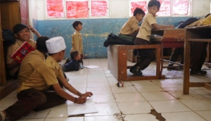 GoRiau SDN Ini Kekurangan Bangku dan Tak Punya Toilet, Siswa Belajar di Lantai dan Pulang ke Rumah Bila Hendak Buang Air Besar