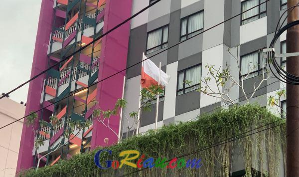 Wah.., The Zuri Hotel Pekanbaru Pasang Bendera Putih Merah di Gedung Hotel