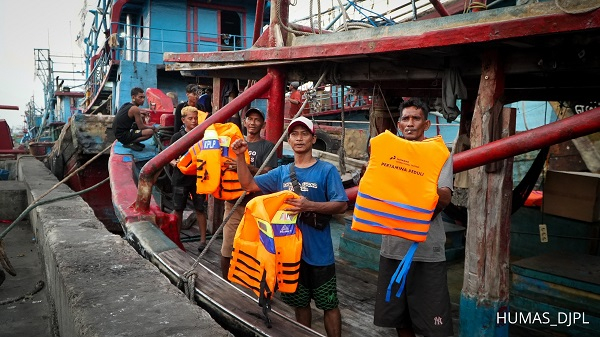 Gelontorkan Life Jacket ke Nelayan, Kemenhub Bangun Budaya Keselamatan
