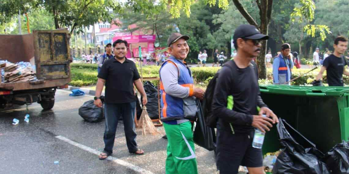 Lalu Lintas Kembali Normal, Ratusan Petugas DLHK Pekanbaru dan Polda Bersihkan Rute Riau Bhayangkara Run 2026