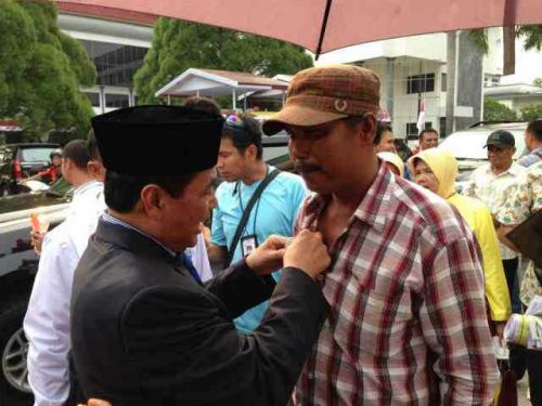 Setelah Borong Buah, Achmad Sematkan Pin Beramal di Baju Warga
