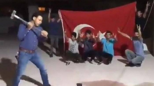 Protes Kebijakan Trump, Rakyat Turki Hancurkan iPhone Beramai-ramai