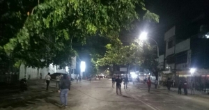 GoRiau Mahasiswa Papua dan Warga Saling Lempar Batu di Makassar, Kapolres Ikut Melerai