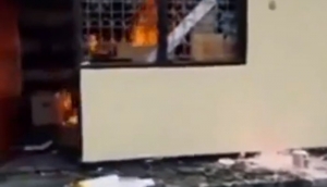 GoRiau Massa Bakar Kantor DPRD Papua Barat, Suasana Mencekam