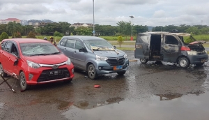GoRiau Kerusuhan Meluas ke Sorong, Massa Rusak Fasilitas Bandara Serta Bakar Mobil dan Motor