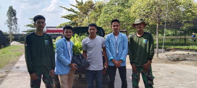 Mahasiswa KKN Unri Bagikan 1.000 Pohon ke Masyarakat Pangean