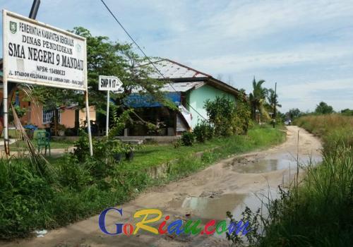 Sudah Lama Akses Jalan Menuju Dua Sekolah di Duri Ini Rusak Parah