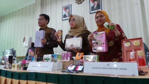 Gerebek Gudang di Sukajadi, BBPOM Pekanbaru Sita 336.503 Pieces Kosmetik Ilegal, 1 Orang Diamankan