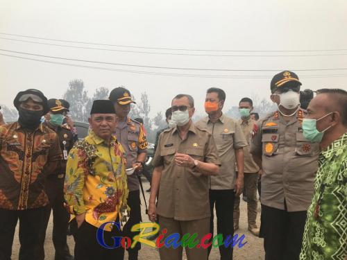 Gubernur Riau Tinjau Lahan Terbakar di Langgam Pelalawan