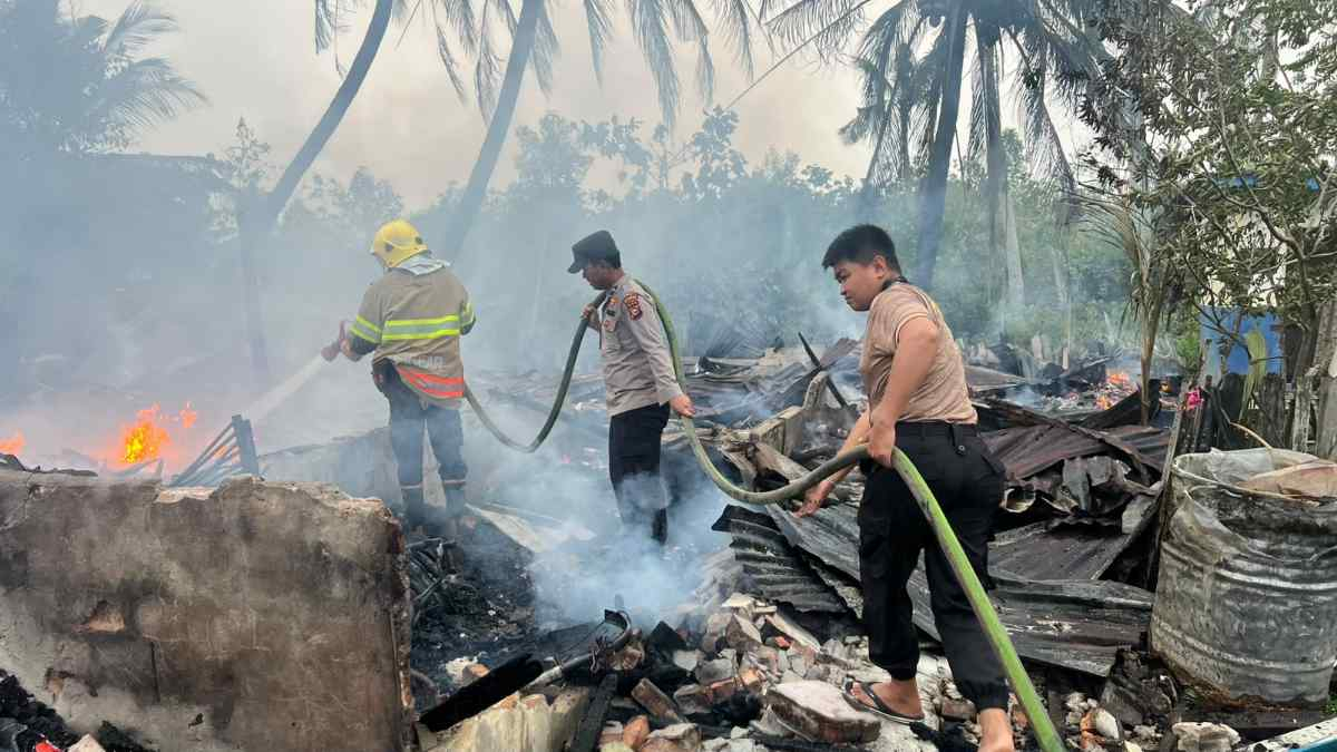 Asap Hitam Mengepul dari Rumah di Selatpanjang, Anak Bergegas Selamatkan Ibunya dari Kobaran Api