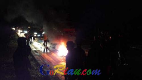 Breaking News: Ratusan Mahasiswa Memblokir Jalan Soekarno-Hatta Dumai dengan Membakar Ban Bekas