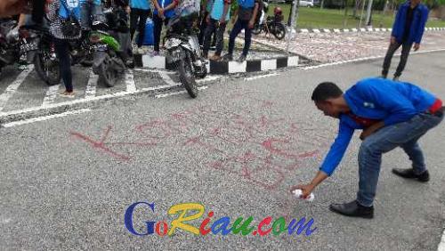Usai Lakukan Aksi Ratusan Mahasiswa Sempat Membakar Ban dan Mencoret Jalan di Gedung DPRD Kota Dumai