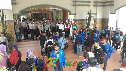 Breaking News: Ratusan Mahasiswa Lakukan Aksi di Kantor Walikota Dumai, ASN Berhamburan