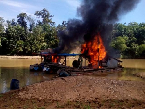 Lagi, Pelaku PETI di Kuansing Ditangkap dan Rakitnya Dibakar