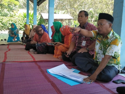 Keren, Pejabat DLH Bengkalis Rapat di Tempat Sampah Bersama Pasukan Kuning