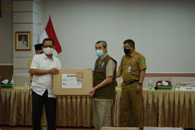 Lagi! RAPP Serahkan Bantuan 100Ribu Masker kepada Gubernur untuk Masyarakat Riau