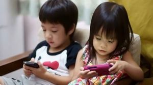 GoRiau Main Gadget Berlebihan Lemahkan Otot Jari Anak