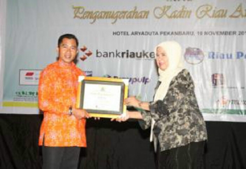 Siak Kembali Terima Penghargaan Kadin Riau Award 2015