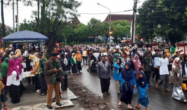 Jelang Pembukaan Muktamar, Ribuan Warga Muhammadiyah Padati Stadion Manahan Sejak Subuh
