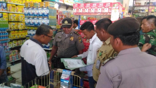Minimarket di Baserah Kuansing Dirazia, Polisi Temukan Belasan Botol Minuman yang Kadaluarsa
