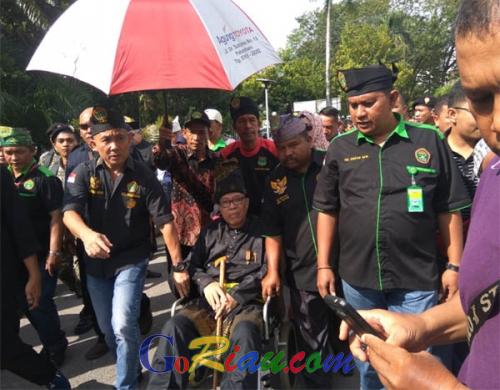 Meski Pakai Kursi Roda, Syarwan Hamid Tetap Semangat Kembalikan Gelar Adatnya ke LAM Riau