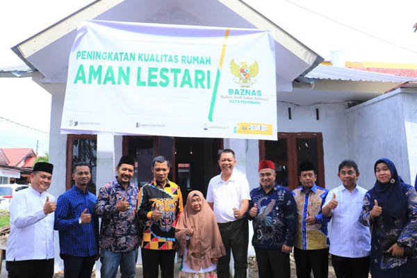 Pj Wali Kota Pekanbaru Salurkan Bantuan dari Baznas ke Korban Kebakaran di Tuah Madani