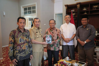 GoRiau ICMI Serahkan Buku Pemikiran Tokoh Cendekiawan Muslim Riau Kepada Gubri Syamsuar