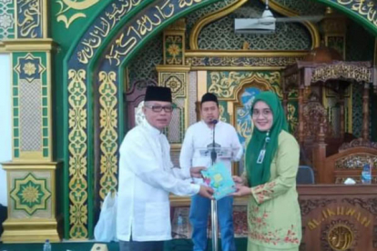 GoRiau Pemcam Marpoyan Damai Serahkan Alquran ke Masjid Paripurna