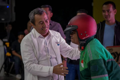 GoRiau Nobar Piala Dunia Bareng Gubernur Riau, Supir Ojol Dapat Hadiah Helm