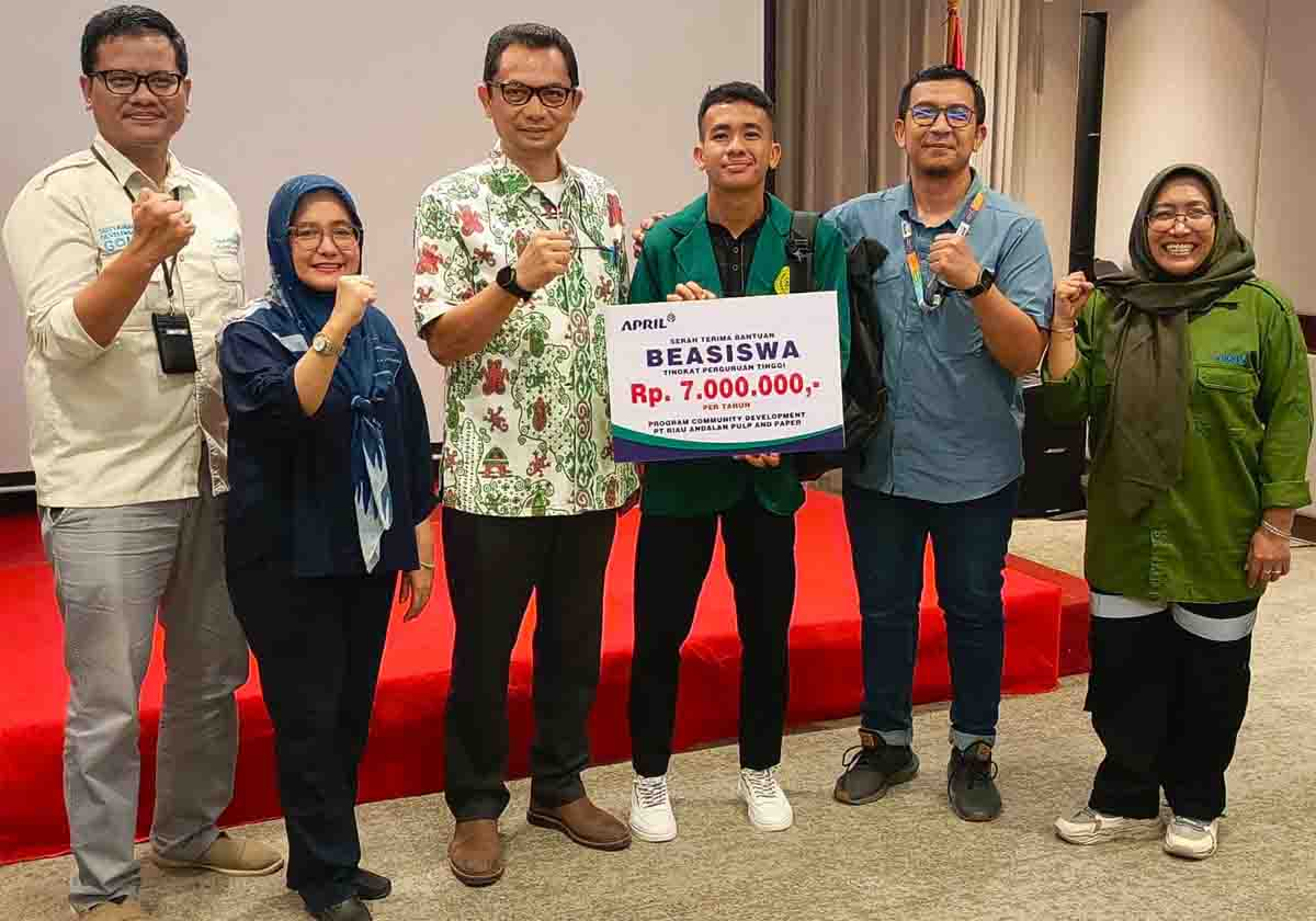 RAPP Serahkan Beasiswa Pendidikan untuk 85 Mahasiswa di Riau