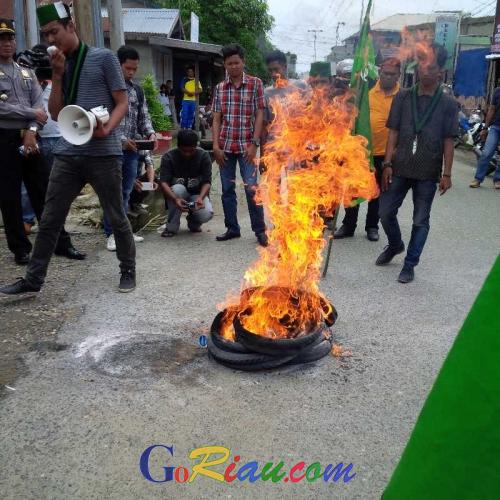 Geruduk Kantor, HMI Inhil Minta PLN Rayon Tembilahan Ganti Alat Elektronik Masyarakat yang Rusak dan Bebaskan Pembayaran Listrik