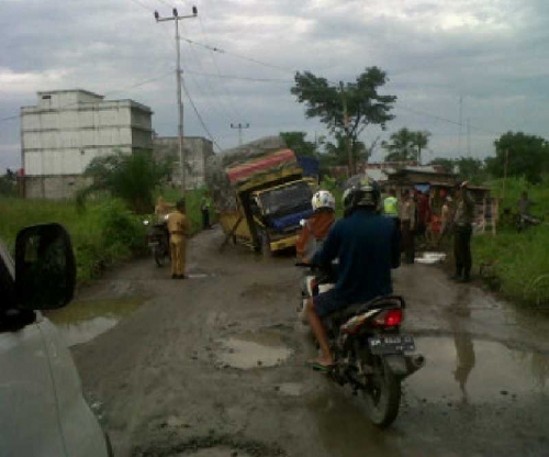 Truk Terperosok di Jalan Berlubang Parit 2 Tembilahan Hulu, Antrian Capai 500 Meter