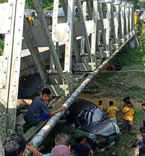 Sebuah Mobil Avanza Terjun ke Bawah Jembatan di Lintas Pekanbaru - Bangkinang