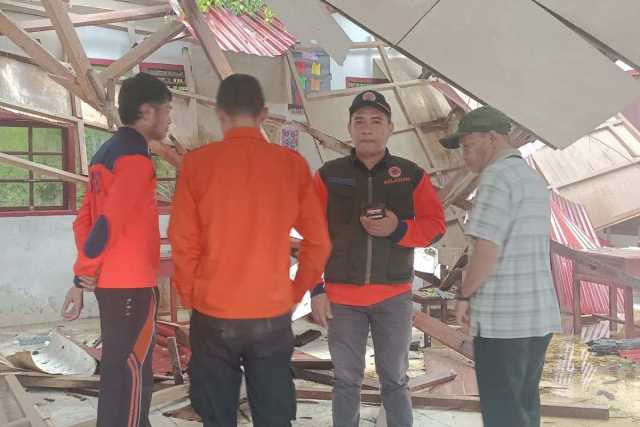 BPBD Pasaman Bersihkan Pohon Tumbang yang Timpa SDN 01 Koto Rajo